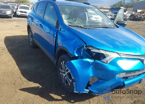 2017 Toyota Rav4 Le z USA, uszkodzony, nr VIN JTMZFREV7HJ111486